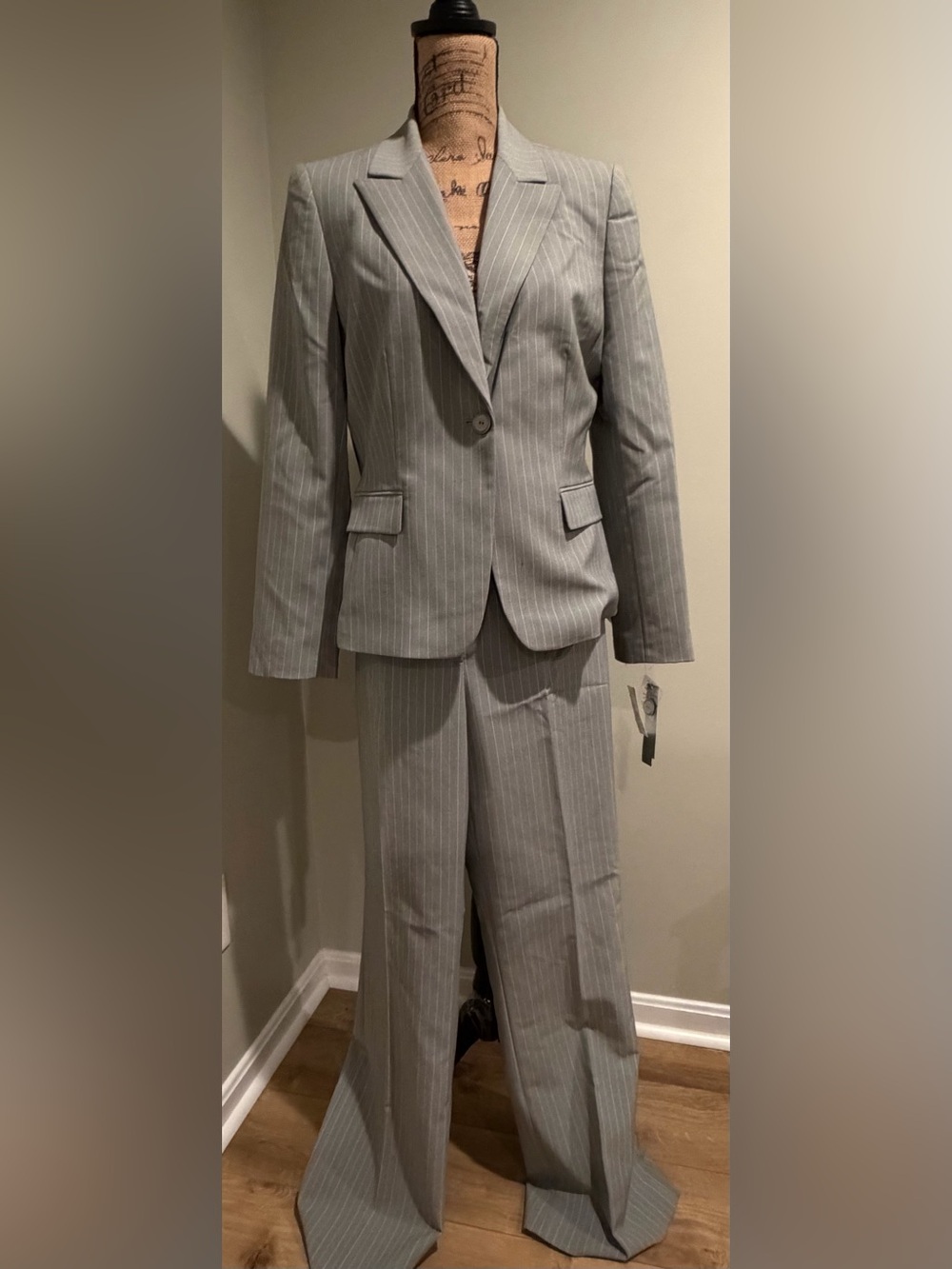 NWT Tahari by Arthur S. Levine Pantsuit Size 8 Grey Pink Pinstripe